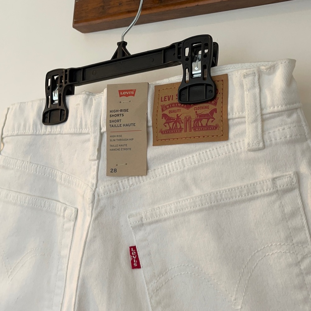 LEVIS WHITE SHORTS